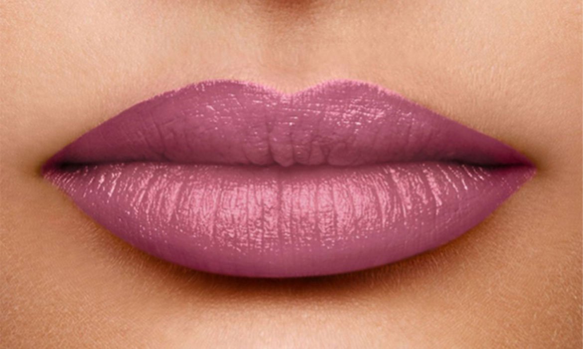 Una posibilidad de labios de Navidad que nos ha enamorado es el tono 129 Montmartre de la gama Color Riche de L’Oréal Paris. Un rosa con tendencias lila que no nos puede gustar más.